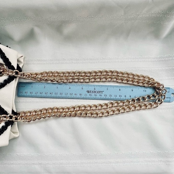 💥SALE💥 Betsey Johnson Bow Satchel Pebble Texture Faux Leather Gold Chain EUC - Picture 10 of 16